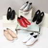 Kvinnor Luxurys Boots Tjock Bottom Fashion Star Designer Skor Britt Wedge Lace-up Flat High Heel Square Platform Slope Shoe