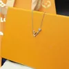 Collier de mode charme bijoux bijoux Luxury Hip Hop Lettre pendentif Gold et Cadeaux de mariage en argent Collier entier Femmes Bulk 2949944