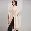 übergroße beige strickjacke.