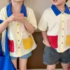 Sommer Jungen Mädchen Shirts der Farbe Matching Nähen Taschen Bunte Knöpfe Lebhafte Kinder Bruder und Schwester Tops 210625