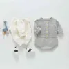 Primavera nuova neonata manica lunga vestiti ragazzo tuta lavorata a maglia e o-collo tute bianche e grigie abbigliamento per neonato 0-3 anni 210413