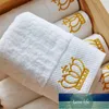 Set di asciugamani per hotel in cotone bianco con corona imperiale ricamata Asciugamani per il viso Asciugamani da bagno per adulti Asciugamani assorbenti Asciugamani assorbenti Prezzo di fabbrica design esperto Qualità