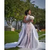 Afrikansk plus Szie -klänningar med löstagbart tåg Modig High Neck Puffy Kjol Sima Brew Country Garden Royal Wedding Gown