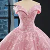 High-end snoep roze prom jurken 2021 baljurk off-the-schouder korte mouw bloem applicaties kant sweep trein ruche backless formele quinceanera jurken