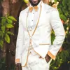 花婿の白い花の印刷された結婚式タキシードメンズオレンジスタンド襟の新郎は正式なプロム男性のスーツBlazerベストパンツメンズスーツBla