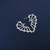 Baoyocn Moda S925 Sterling Silver Nero Spike Geometrica a forma di cuore Orecchino ad anello Donna Gennaio ARCHI NOIR Serie Gioielli Huggie