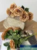 Couronnes de fleurs décoratives 10 pièces fleur de rose artificielle de caramel avec de longues tiges en soie en gros pour le mariage à la maison fête bureau décor prix d'usine conception experte