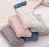 Chaussettes de mode en gros Lady Winter Warm Fluffy Coral Velvet Épais Serviette Chaussette Bonbons Adulte Plancher Sommeil Fuzzy bas Femmes Fille tuyau