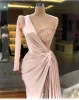 Blush Rose Arabe Robes De Bal Sirène Une Épaule Illusion Dentelle Appliques Cristal Perles Côté Split Formelle Robes De Soirée Robe De Soirée Avec Manches Longues EE