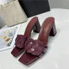 2021 مصمم الكعب العجلات جلدية النساء الصنادل Luxurys des chaussures intertwining الأشرطة الشرائح المسطحة الوجه يتعاطل المتسكعون