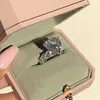 女性ブライダルジュエリークラスターのための高級ビッグドロップシミュレートダイヤモンドリングフィンガーバゲット925スターリングシルバー結婚指輪