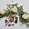 Flores decorativas grinaldas 2pcs Eucalipto artificial Garland com Rosas Champagne Flor Soltering Greante para Casado Tabela de Cenário Deco