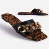 Sandals Leopard Shoes 2021 Summer كبير الحجم المفتوح إصبع القدم الإناث المربع سلسلة مشبك طباعة النعال المسطحة