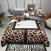 Moda leopardo impresso designer conjuntos de cama queen size capa edredão alta qualidade rei folha fronhas consolador set195g