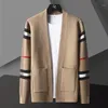 Blusas Masculinas Outono Inverno Estilo Inglaterra Bolso Cardigan Masculino Estilista de Moda Caxemira Cardigan Masculino Tamanho Grande Jaqueta de Malha Masculina