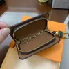 Neue klassische Designer -Buchstaben Brieftasche Schlüsselbeutel Keyring Mode Geldbeutel Anhänger Autokette Charm Brown Blumenbox