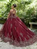Borgogna Quinceanera Prom Dresses Ball Gown Off The Shoulder Organza Applique in rilievo Abiti Sweet 16 su misura
