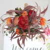 装飾的な花の花輪フローン人工的な取り決めの結婚式の中心的なテーブルランナーウェルカムサインレッドブルーの背景花段デコ