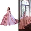 2021 Schöne rosa Blumenmädchenkleider für Hochzeiten, Juwel-Ausschnitt, Kristallperlen, kurze Ärmel mit Schleife, Satin, Mädchen-Festzug-Kleid, Kinder-Kommunion-Kleider, Sweep-Zug