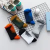 Herrensocken, 1 Paar, bunt, für Männer, Paar, Damen, Harajuku, lässige Mode, japanischer Stil, einfach gestreift, Sport, mittlere Länge