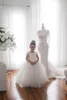 Słodkie białe koronki małe dzieci kwiat dziewczyna sukienki księżniczka klejnot szyi tulle aplikacji puffy floral formal nosi partyjna komunię pagewant suknia bc9309