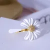 女性自由奔放に生きる新しいデイジーの花輪のための輪のための新しいデイジーの花輪シンプルな白い調節可能なリングオープンデザイン