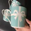 Tassen 300 ml blau geprägte Rosette Bone China Becher und Tasse Schleife aus weißem Porzellan Kaffee Hochzeit Geburtstagsgeschenk