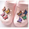 100 st/lot Original PVC Skospänne Tillbehör DIY Butterfly Shoes Dekoration Jibz för Croc Charms Armband Barn Presenter