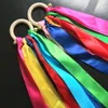 7 colores Rainbow Hand Kites Anillo de madera Cinta Streamer Runner Accesorios Juguetes Anillos de baile Cintas sensoriales Varita de viento para fiesta de cumpleaños Favores Regalo de Navidad