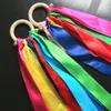 7 Farben Regenbogen-Handdrachen Holzring Band Streamer Läufer Zubehör Spielzeug Tanzringe Sensorische Bänder Windstab für Geburtstagsfeierbevorzugungen Weihnachtsgeschenk