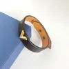 Bracciale di design femminile in pelle di gioielli di lusso con logo del marchio a cuore in oro su un elegante braccialetto di moda di fascia alta regalo di festa 1339m