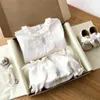 Stile personalizzato Neonata Boutique Pagliaccetto Regali nati Compleanno infantile Tuta bianca di alta qualità Vestiti pre-vendita 210615