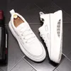 Modische, bequeme, atmungsaktive, geruchshemmende kleine weiße Schuhe für Frühling und Herbst, leichte Low-Top-All-Match-Männer-Freizeit-Sneaker mit Schnürung, Business-Hochzeits-Müßiggänger