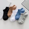 Envío Gratis calcetines de malla transpirable en verano para hombre LNW094a bonitos calcetines de tubo corto absorbentes de sudor de color sólido