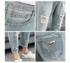 Högkvalitativ 2021 Summer Light Blue Distressed Ripped Hole Jeans Men Byxor Tiggare Denim Badge Casual Teenager Ankel Längd Byxor X0621