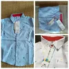 Baby sommar kläder England stil 2-10 år barn Bomull Kläder Pocket Cartoon Skriv ut Kortärmad skjorta Pojke 210701