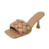 슬리퍼 Savaly 여성 꼰 디자인 슬라이드 1 라인 스파이크 뒤꿈치 샌들 스퀘어 발가락 스틸 레토 뮬 플립 플롭 2021 패션 신발