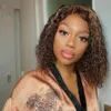 Markerad Färg Kinky Curly Brazilian Lace Front Wig Ombre Brown Short Bob Synthetiska Paryker Med Barnhår För Kvinnor