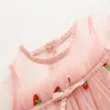 Sommar nya barn kläder kvinnlig baby kortärmad söt jordgubb broderad rosa garn klänning 1-4 år Q0716