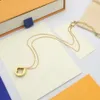 Europa America Set di gioielli di moda Lady Womens Oro Argento-colore Metallo inciso V Iniziali Scava fuori Fiore Empreinte Collana B297C