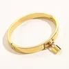 Bracciale rigido con lucchetto all'interno del perimetro 17 cm braccialetti con ciondoli color oro regalo per le feste ZG11802632