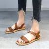 2021 Kvinnor Hamp vinkande sandaler damer pu läder spänne platt kvinnlig serpentin öppen tå skor kvinna Casual footwear stor storlek