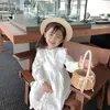 幼児の女の子の白い綿のドレスのフリと素敵なフライスリーブ刺繍春の夏の衣装因果服210529