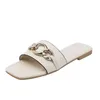 TX003 Летняя мода цепь украшения женские сандалии тапочки белый синий розовый искусственная кожа + металл для наружного ношения плоских дна шлепанцы