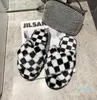 Zapatillas peludas de casa de invierno de diseño clásico para mujer, pantuflas mullidas de piel sintética para el hogar, patrón de rejilla marrón plano, zapatos de piso de interior a la moda para mujer