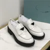 مصمم Luxurys ماركة أحذية كاجوال أحذية Monolith Triangle Logo سوداء لزيادة الحذاء أحذية رياضية Cloudbust كلاسيكية براءات الاختراع نصف لامع أحذية جلدية صغيرة