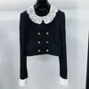 黒のダブルブレストジャケット