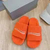 快適なLuxurys Fur Slides Fluffy Sandals Slippers 2022冬のデザイナー女性女性温かい文字ウール毛皮のようなファジーガールフリップフロップndmi