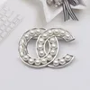 Célèbre marque Designer Double lettre or argent luxe perle broches broches femmes strass broche costume broche mode pull bijoux accessoires