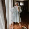 Inspirado Loose Wide Shape Shift Mini Vestido Mulheres Buffed Sleeves Blue Floral Branco Verão Vestido Bonito Praia Vestido 210412